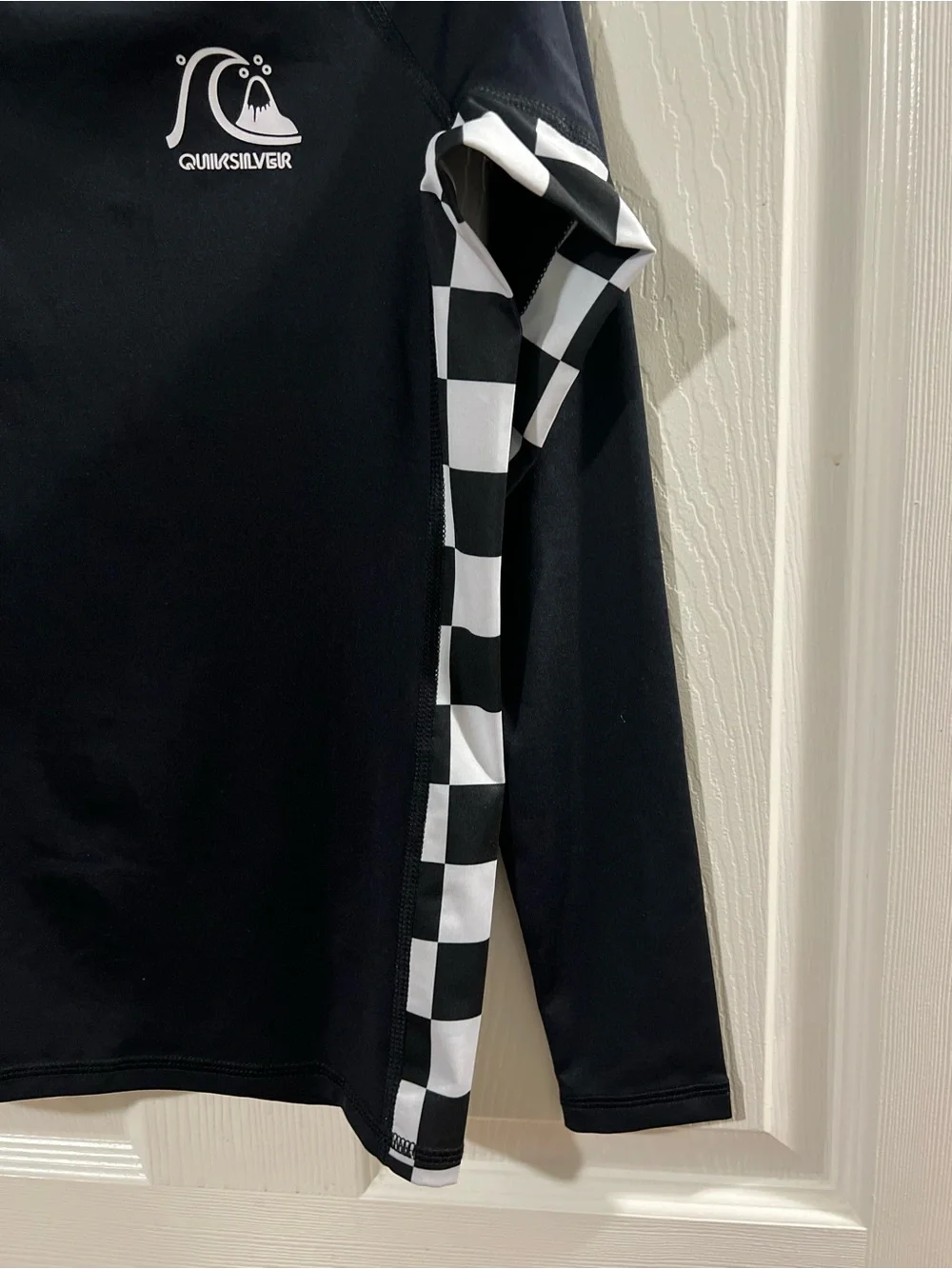 Quiksilver Arch This LS Youth Long Sleeve UPF 50 Rash guard. Unisex size M-12.